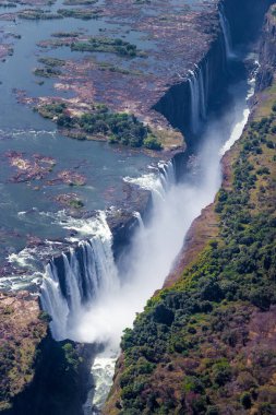 Victoria Şelalesi havası: Zambezi Nehri, geçit, köprü ve geniş Afrika manzarası.
