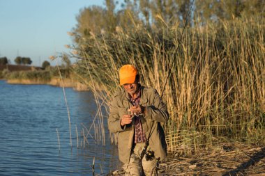 Balıkçı silikon yem takar. Balık avı, silikon dişli.