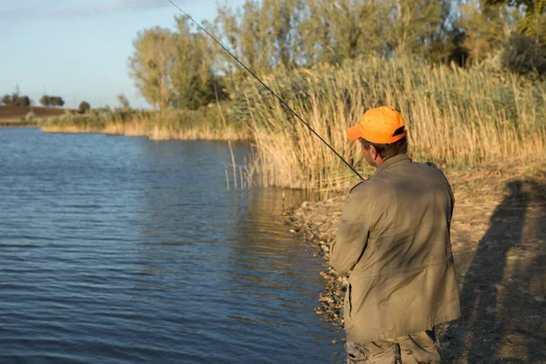 Pescador Pie Orilla Del Río Tratando Atrapar Pez Deporte Recreación — Foto de Stock