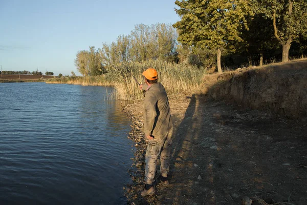 Fischer Der Ufer Des Flusses Steht Und Versucht Einen Fisch — Stockfoto