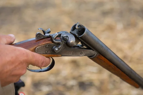 Närbild Jägare Lasta Hagelgevär Håller Pistol Och Ammunition Handen — Stockfoto