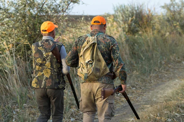 Chasseurs Faisans Avec Fusil Chasse Marchant Dans Une Prairie — Photo