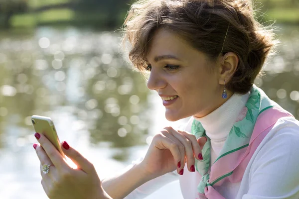 Młoda Kobieta Parku Rozmawia Przez Komórkę Cute Girl Portret Stylu — Zdjęcie stockowe