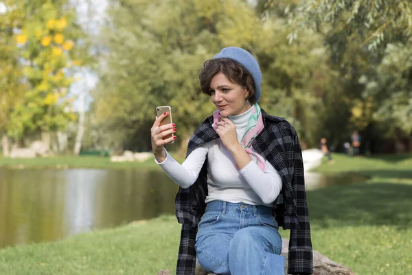 Młoda Kobieta Parku Rozmawia Przez Komórkę Cute Girl Portret Stylu — Zdjęcie stockowe