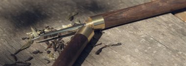 Tahta bir masaya yakın plan çay bıçağı..