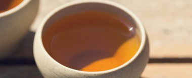 Ahşap zemin üzerinde kilden yapılmış seramik kaseler..