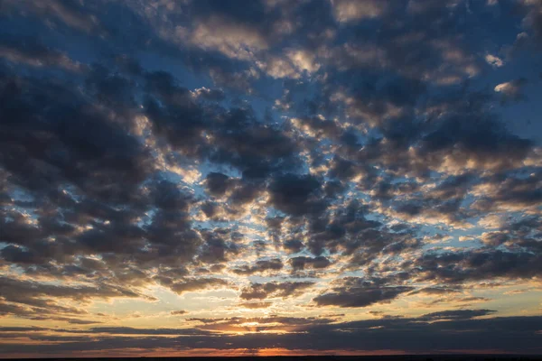 Beaux Nuages Atmosphériques Dramatiques Dans Soirée Coucher Soleil — Photo