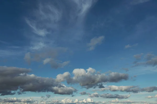 Όμορφα Ατμοσφαιρικά Δραματικά Σύννεφα Βράδυ Στο Ηλιοβασίλεμα — Φωτογραφία Αρχείου