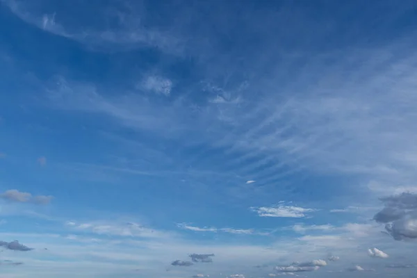 Lindas Nuvens Dramáticas Atmosféricas Noite Pôr Sol — Fotografia de Stock