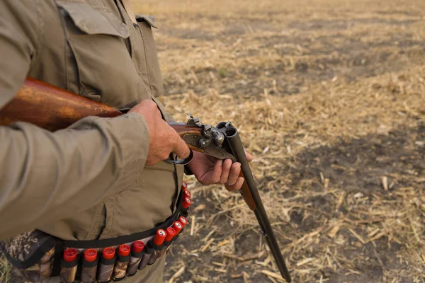 猎手携带猎枪的近距离射击 手里拿着枪和弹药 — 图库照片