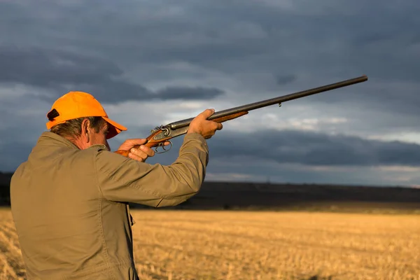 Silahlı Bir Ördek Avcısı Dramatik Bir Günbatımının Arkaplanına Doğru Çayırda — Stok fotoğraf