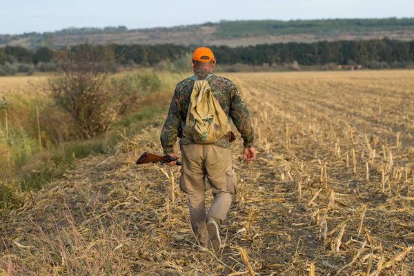 Tüfeğiyle Çayırda Yürüyen Sülün Avcısı — Stok fotoğraf