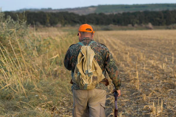 Boerenjager Met Jachtgeweer Loopt Door Een Weiland — Stockfoto
