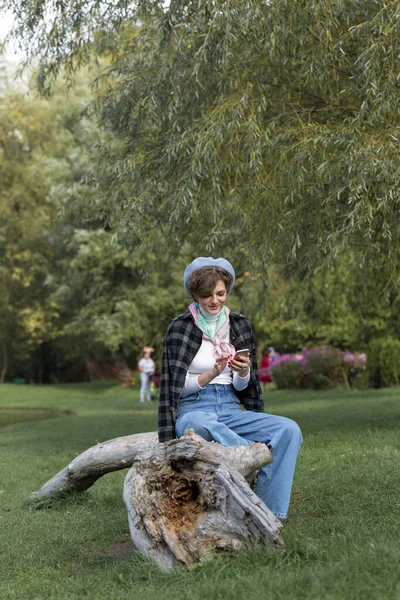 Wanita Muda Taman Berbicara Dengan Ponsel Gadis Lugu Potret Dalam — Stok Foto