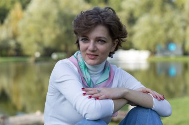 Parktaki genç kadın. Fransız tarzında şirin bir kız portresi..