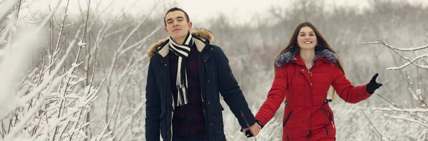 Ragazzo Ragazza Riposano Nei Boschi Invernali Marito Moglie Nella Neve — Foto Stock