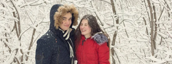 Muchacho Muchacha Descansan Bosque Invernal Esposo Mujer Nieve Pareja Joven — Foto de Stock