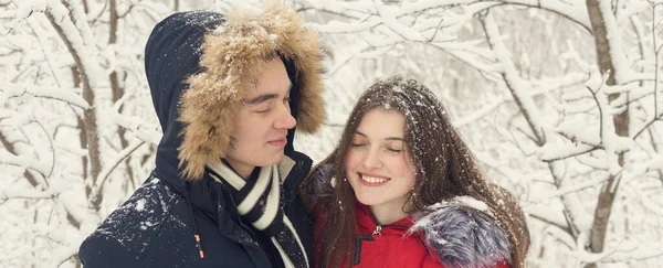 Ragazzo Ragazza Riposano Nei Boschi Invernali Marito Moglie Nella Neve — Foto Stock