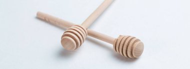 Beyaz arka planda bal için tahta çubuklar