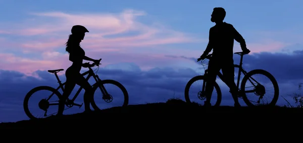 Zwei Silhouetten Von Radfahrern Vor Dem Hintergrund Des Sonnenuntergangs Athletischer — Stockfoto