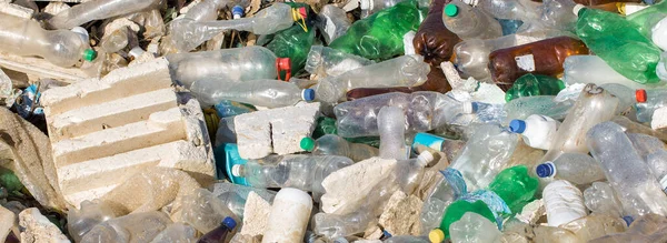 Çöp Sahasında Plastik Torbalar Şişeler Zinsiz Çöp Salınımı Doğanın Kirliliği — Stok fotoğraf