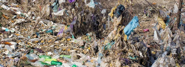 Çöp Sahasında Plastik Torbalar Şişeler Zinsiz Çöp Salınımı Doğanın Kirliliği — Stok fotoğraf