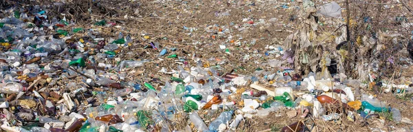 Çöp Sahasında Plastik Torbalar Şişeler Zinsiz Çöp Salınımı Doğanın Kirliliği — Stok fotoğraf