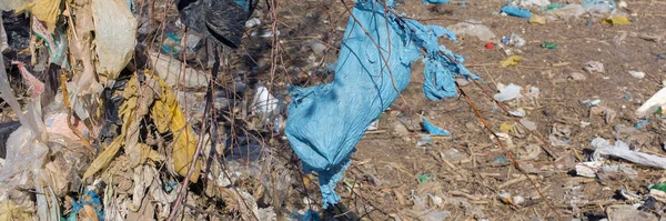 Çöp Sahasında Plastik Torbalar Şişeler Zinsiz Çöp Salınımı Doğanın Kirliliği — Stok fotoğraf