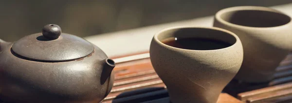 Cerimonia Del Cinese Teiera Ceramica Argilla Ciotole Uno Sfondo Legno — Foto Stock