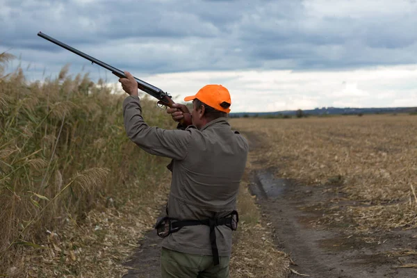 Chasseur Canards Avec Fusil Chasse Marchant Dans Une Prairie — Photo
