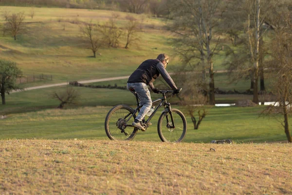 Sports Brutal Bearded Guy Modern Mountain Bike Cyclist Green Hills — Stock Photo, Image