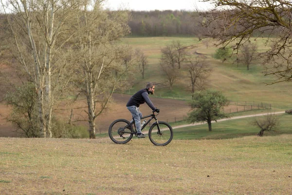 Sport Brutal Skäggig Kille Modern Mountainbike Cyklist Gröna Kullarna Våren — Stockfoto