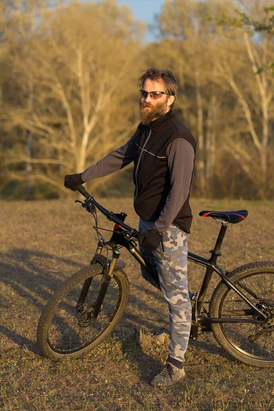 Esportes Cara Barbudo Brutal Uma Bicicleta Montanha Moderna Ciclista Nas — Fotografia de Stock