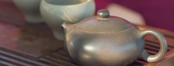 Chinesische Teezeremonie Keramische Teekanne Aus Ton Und Schalen Auf Einem — Stockfoto