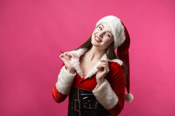 Belle Jeune Femme Costume Père Noël Sur Fond Rouge — Photo