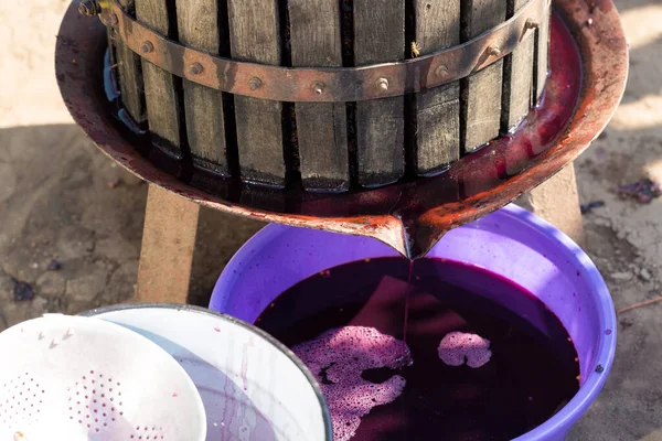 Vigneron Verse Jus Raisin Pour Transport Barriques — Photo