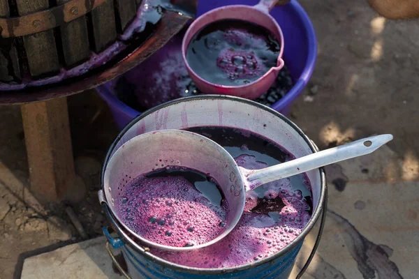 Vigneron Verse Jus Raisin Pour Transport Barriques — Photo