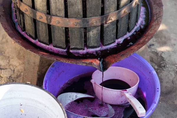 Vigneron Verse Jus Raisin Pour Transport Barriques — Photo