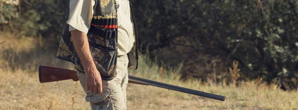 Chasseur Canards Avec Fusil Chasse Marchant Dans Une Prairie — Photo