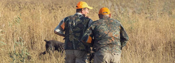 Duck Hunters Shotgun Walking Meadow — Stock Photo, Image