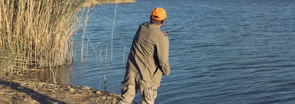 Ψαράς Στέκεται Στην Όχθη Του Ποταμού Και Προσπαθεί Πιάσει Ένα — Φωτογραφία Αρχείου