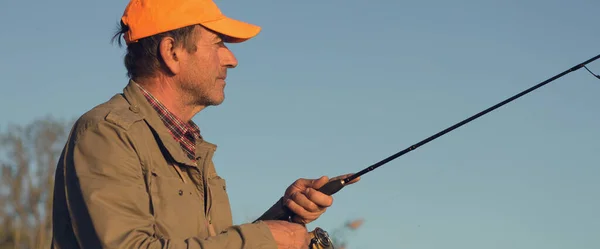 Caña Pescar Rueda Primer Plano Hombre Pesca Con Hermoso Atardecer — Foto de Stock