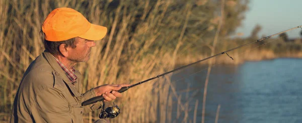 Pescador Pie Orilla Del Río Tratando Atrapar Pez Deporte Recreación —  Fotos de Stock