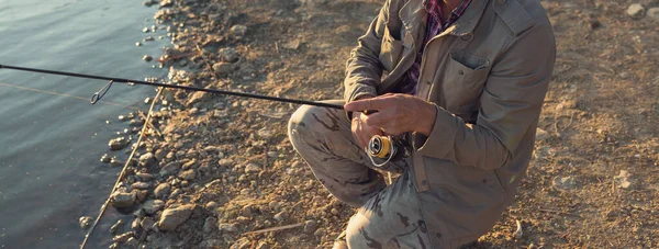 Rybářský Prut Kolo Detailní Muž Rybaření Krásným Západem Slunce — Stock fotografie