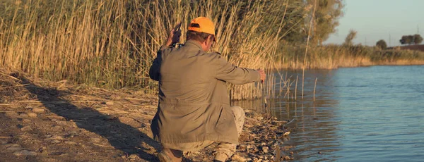 Fischer Der Ufer Des Flusses Steht Und Versucht Einen Fisch — Stockfoto