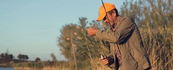 Visser Die Aan Rivier Staat Een Vis Probeert Vangen Sport — Stockfoto