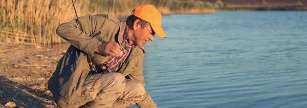 Pescador Pie Orilla Del Río Tratando Atrapar Pez Deporte Recreación —  Fotos de Stock