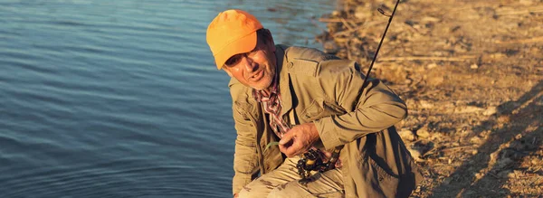 Ψαράς Στέκεται Στην Όχθη Του Ποταμού Και Προσπαθεί Πιάσει Ένα — Φωτογραφία Αρχείου