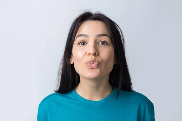 Portret Flirtującej Młodej Kobiety Wieje Powietrze Pocałunek Odizolowany Szarym Tle — Zdjęcie stockowe