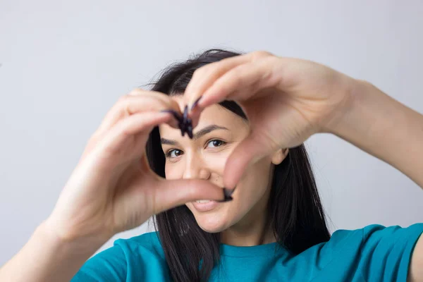 Portrait Une Jeune Femme Souriante Montrant Geste Cardiaque Avec Ses — Photo